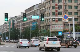 公路上的交通信号灯由哪个部门管理？