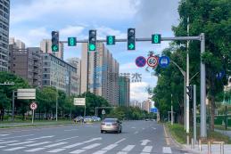 交通信号灯如何确保夜间行车安全？