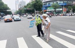  北京市出台“友好九条”交通信号灯要保证老人能安全通过