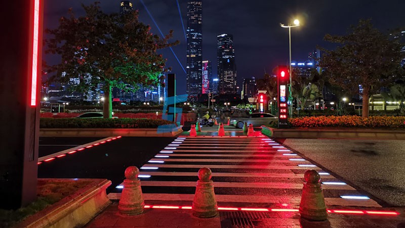 安全之光：夜晚的道路交通发光地砖