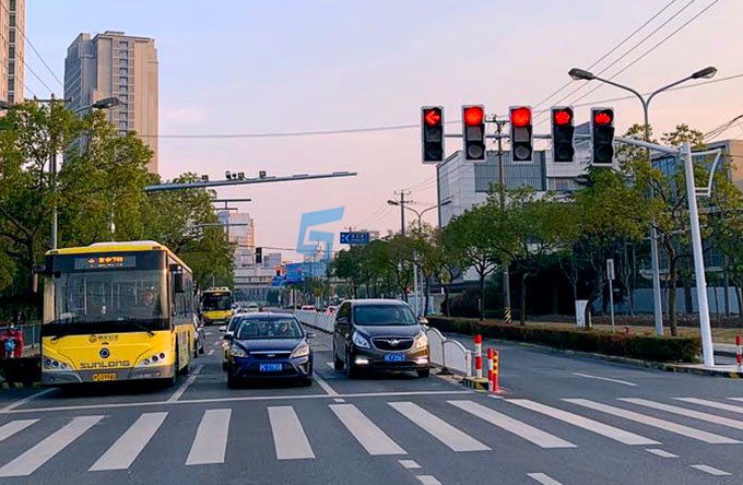 如何在交叉路口设置正确的交通信号灯组？