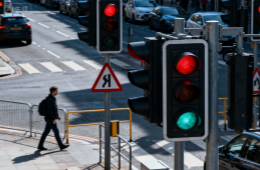 从“完美用路人”到“宽容性设计”：现代交通治理的核心逻辑